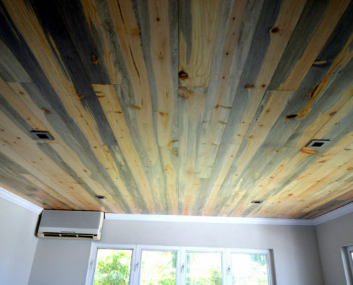крашенный деревянный потолок