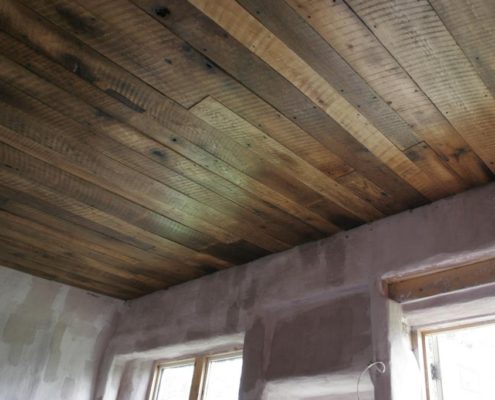 красим деревянный потолок