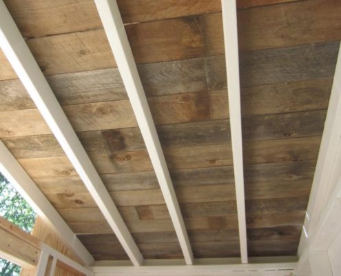 как покрасить деревянный потолок